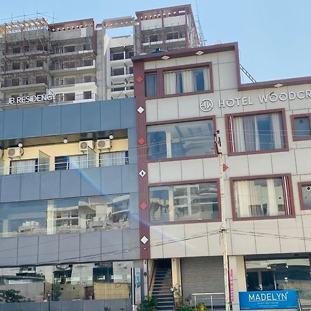 Hotel Woodcrest By Sidham Group !! Comfortable And Peaceful Stay !! Top Rated !! Preferred Hotel Chain Zirakpur Buitenkant foto