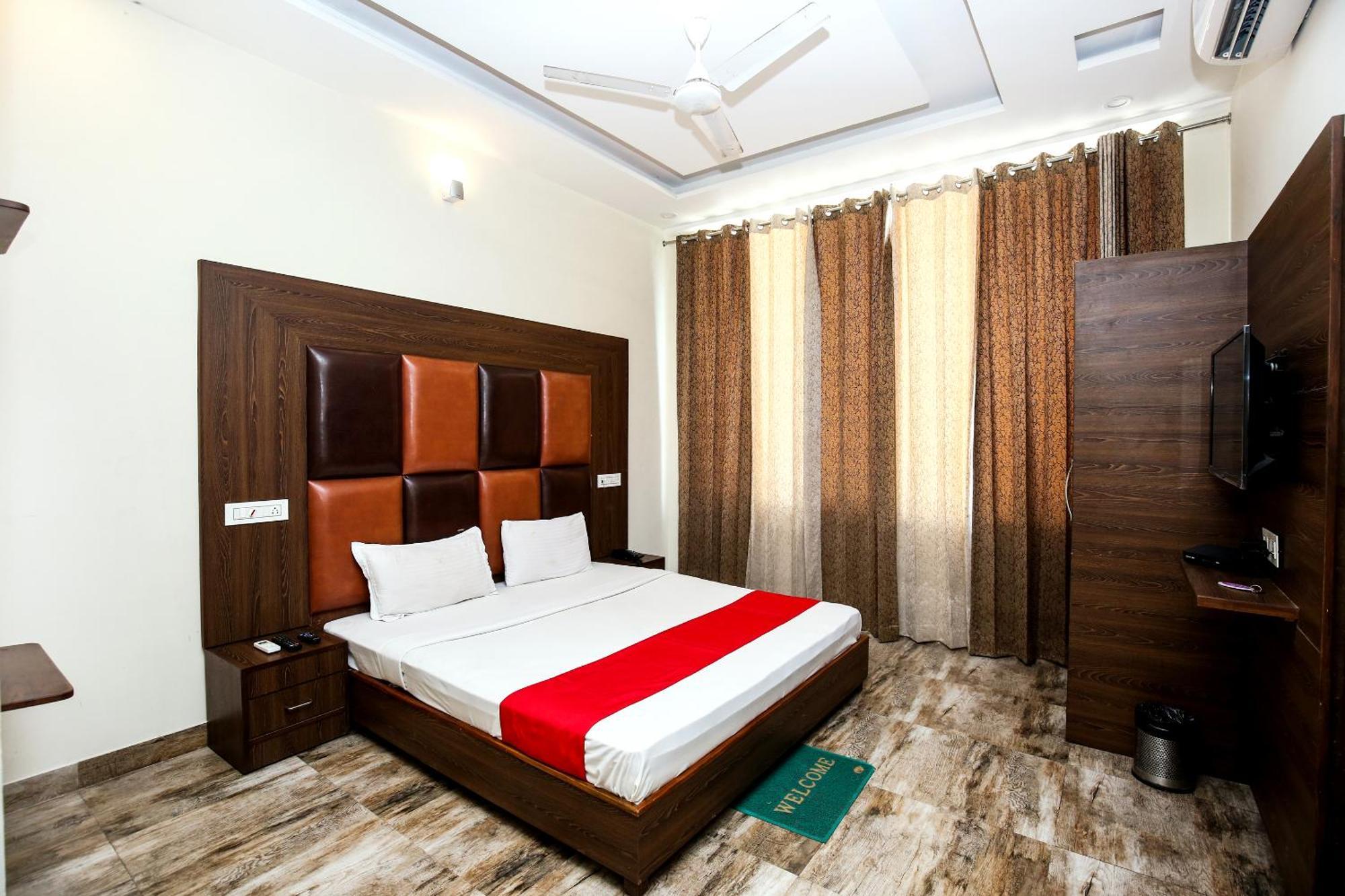 Hotel Woodcrest By Sidham Group !! Comfortable And Peaceful Stay !! Top Rated !! Preferred Hotel Chain Zirakpur Buitenkant foto
