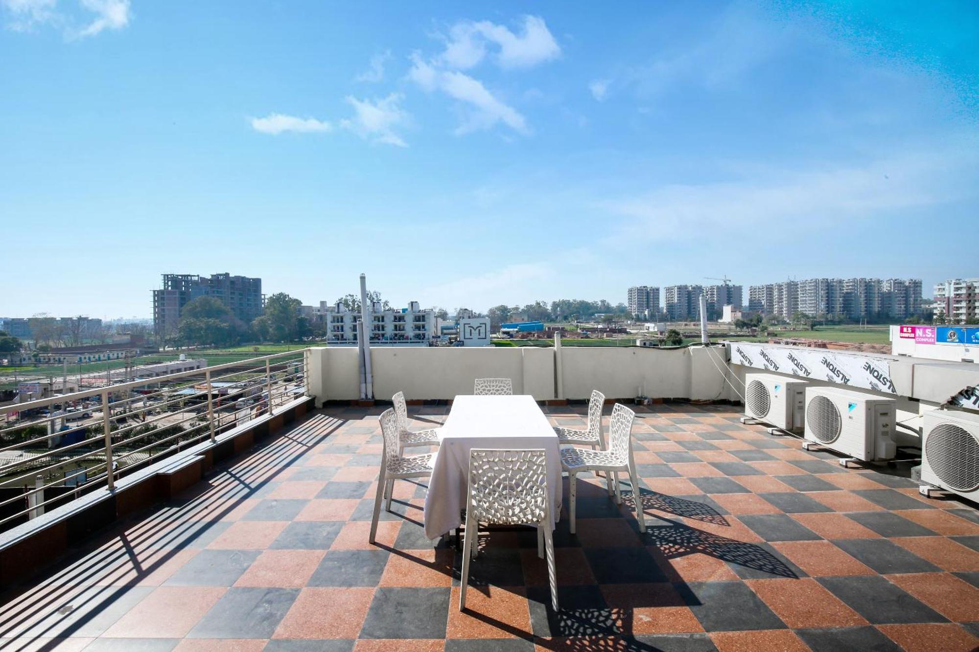 Hotel Woodcrest By Sidham Group !! Comfortable And Peaceful Stay !! Top Rated !! Preferred Hotel Chain Zirakpur Buitenkant foto