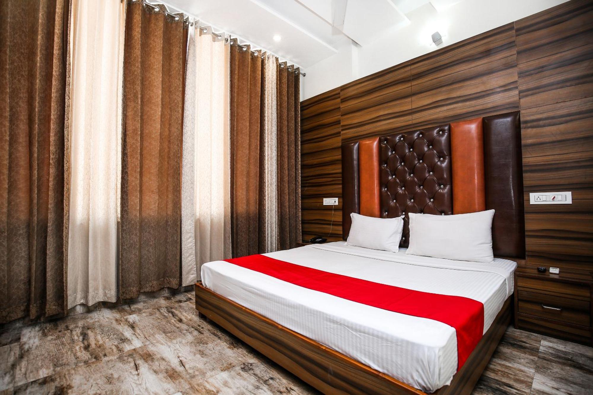 Hotel Woodcrest By Sidham Group !! Comfortable And Peaceful Stay !! Top Rated !! Preferred Hotel Chain Zirakpur Buitenkant foto