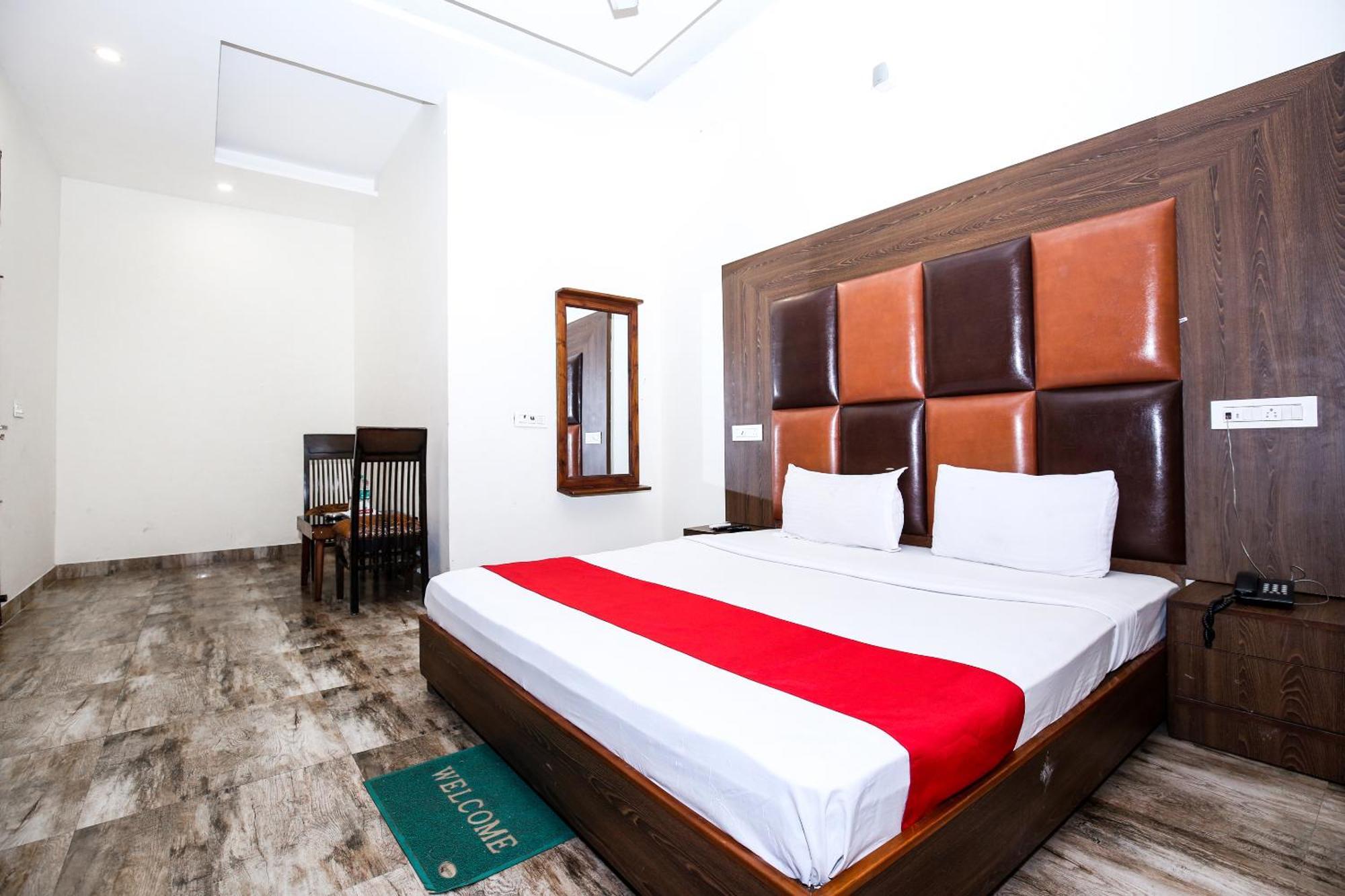 Hotel Woodcrest By Sidham Group !! Comfortable And Peaceful Stay !! Top Rated !! Preferred Hotel Chain Zirakpur Buitenkant foto