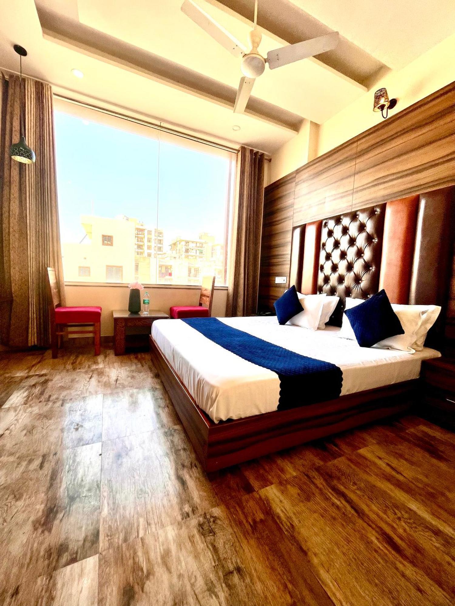 Hotel Woodcrest By Sidham Group !! Comfortable And Peaceful Stay !! Top Rated !! Preferred Hotel Chain Zirakpur Buitenkant foto