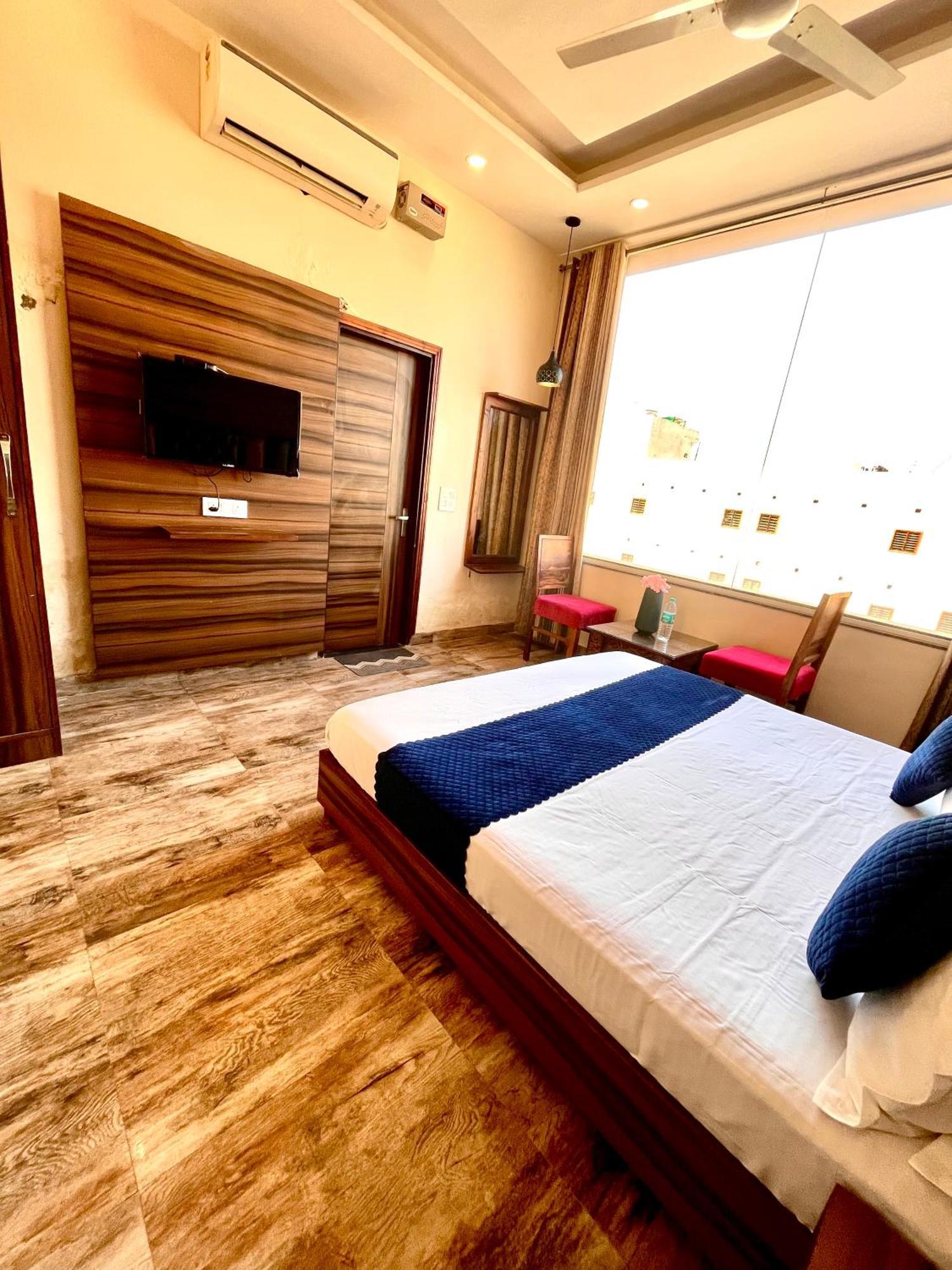 Hotel Woodcrest By Sidham Group !! Comfortable And Peaceful Stay !! Top Rated !! Preferred Hotel Chain Zirakpur Buitenkant foto
