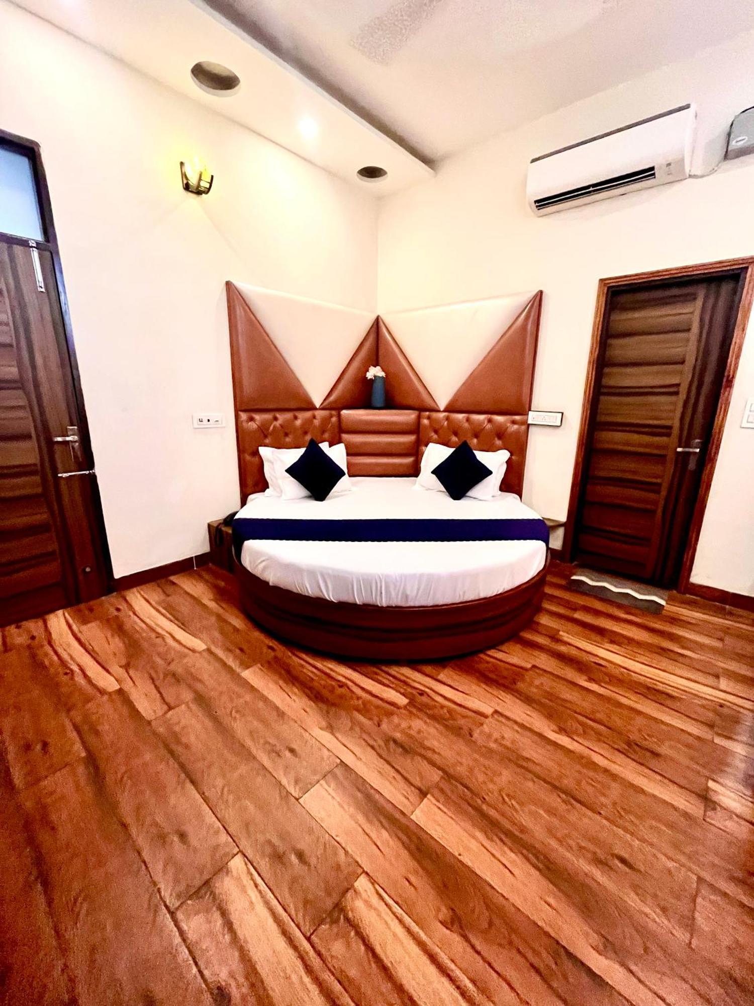 Hotel Woodcrest By Sidham Group !! Comfortable And Peaceful Stay !! Top Rated !! Preferred Hotel Chain Zirakpur Buitenkant foto