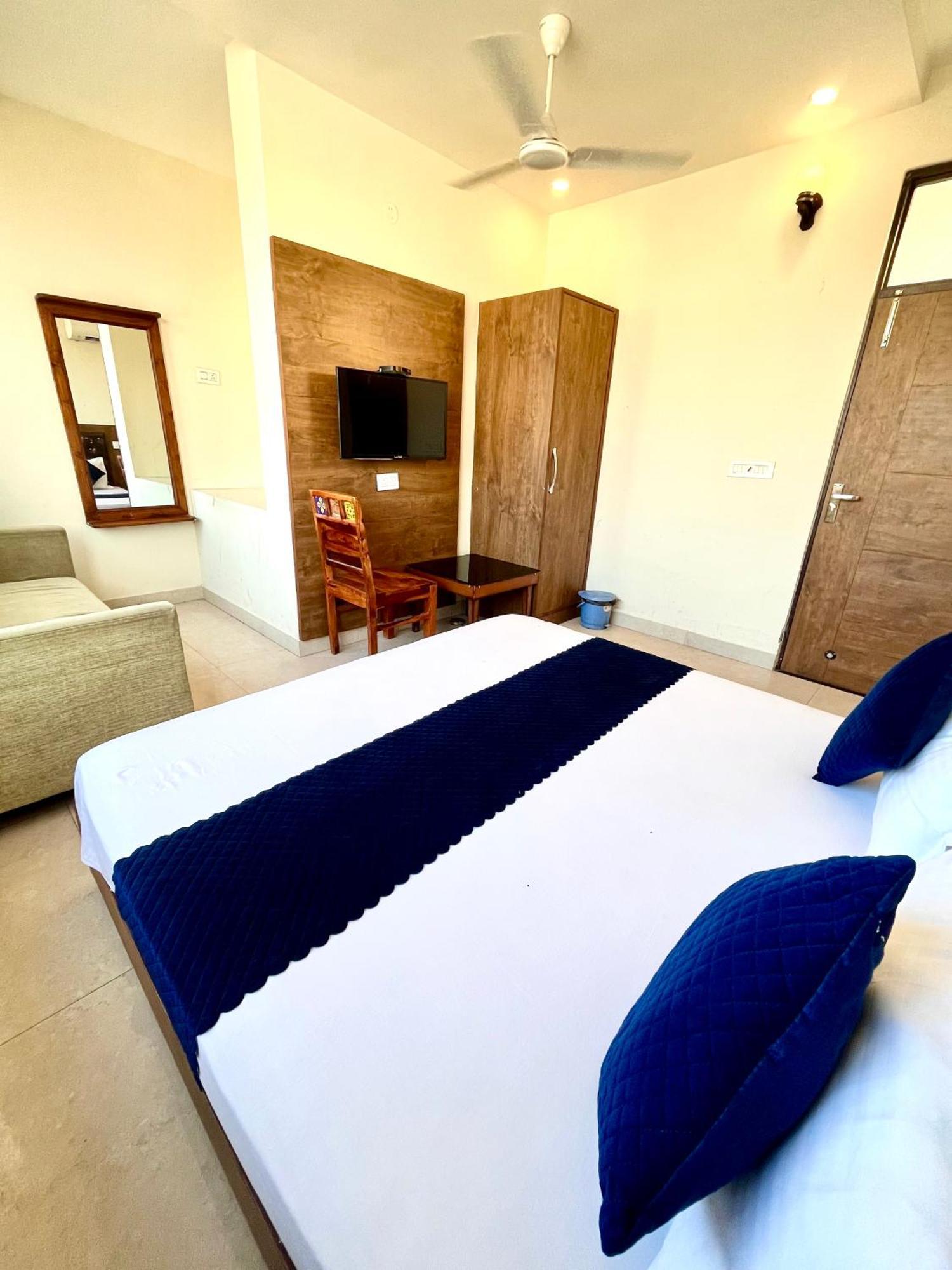 Hotel Woodcrest By Sidham Group !! Comfortable And Peaceful Stay !! Top Rated !! Preferred Hotel Chain Zirakpur Buitenkant foto