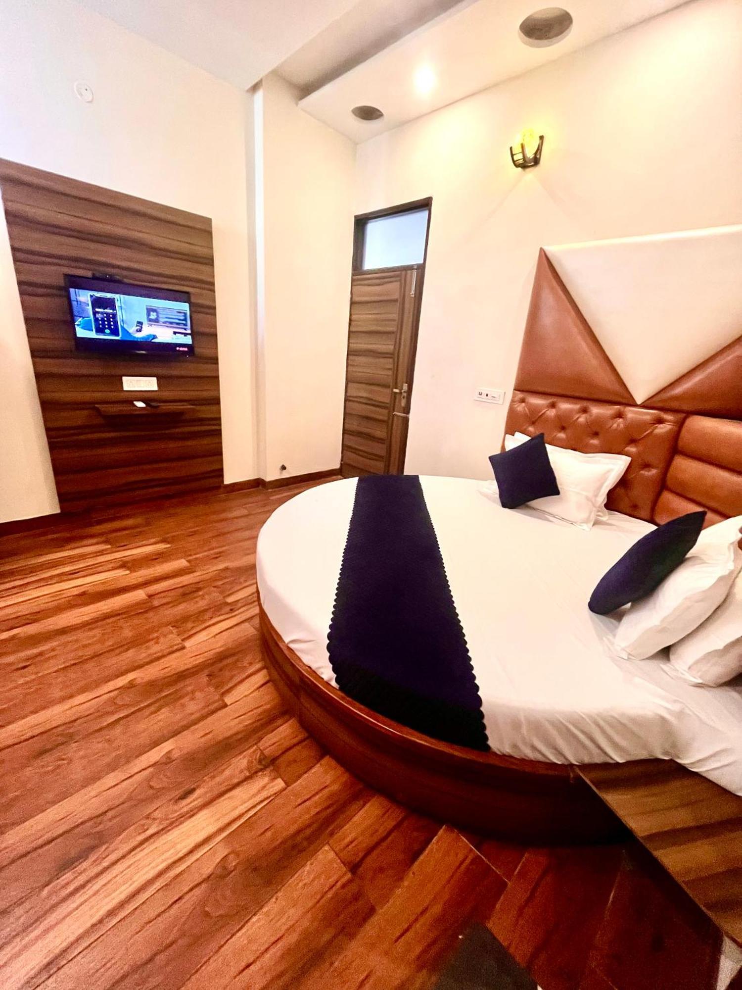 Hotel Woodcrest By Sidham Group !! Comfortable And Peaceful Stay !! Top Rated !! Preferred Hotel Chain Zirakpur Buitenkant foto